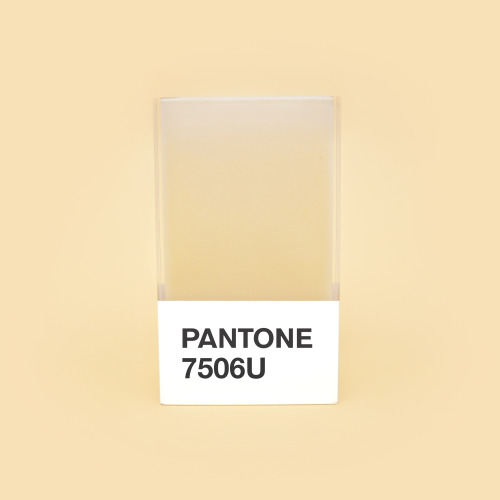 Pantone Smoothie 7506u, a tasty gradient going from zesty orange to creamy vanilla. Put your blender to work and shake up your own gradient Orange Vanilla Smoothie:
INGREDIENTS:
1/3 cup (1 scoop) @kuranutrition vanilla whey
½ medium orange
½ cup...